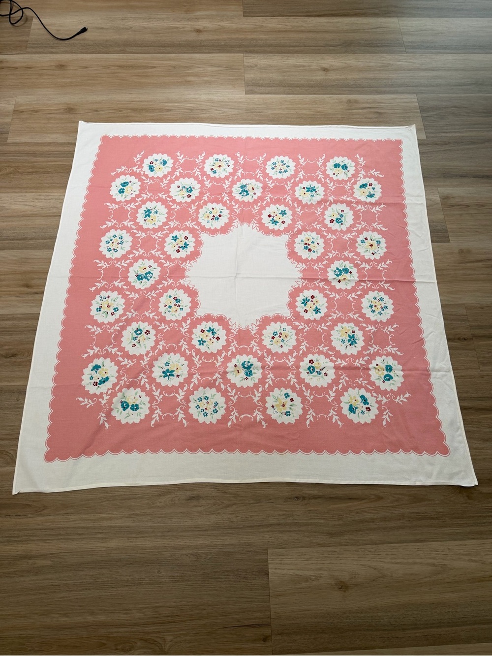 🌸 Gorgeous Vintage Mid-Century Floral Tablecloth 🌸 - Picture 5 of 5